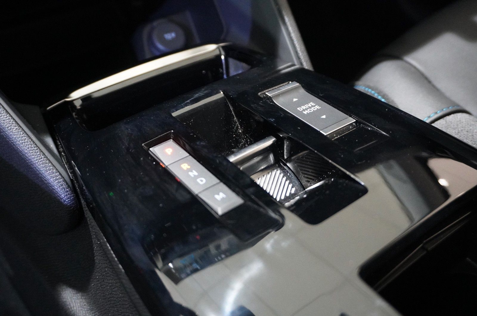 Fahrzeugabbildung Citroën C4 Lim. 1.2T PLUS NAVI/LED/KAMERA/SPORT /VIR/DAB