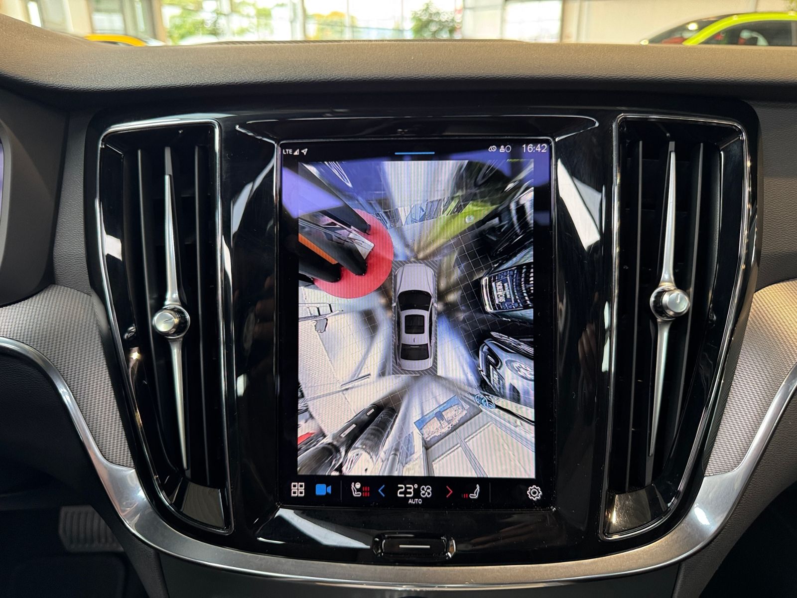 Fahrzeugabbildung Volvo S60 Lim. Plus Dark PANO 360° H/K LED