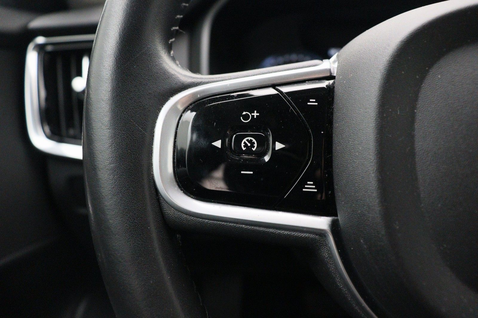 Fahrzeugabbildung Volvo V90 D4 2.0 Kombi Momentum ACC  LED KAMERA