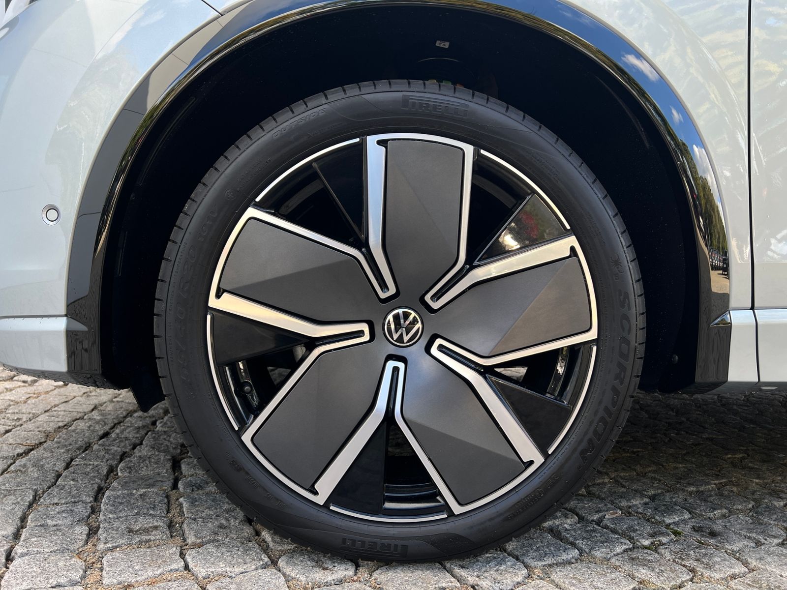 Fahrzeugabbildung Volkswagen Tiguan R-Line 1.5 eTSI DSG *AHK, IQ.Light, Stand