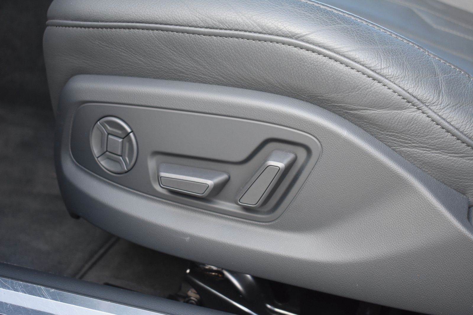 Fahrzeugabbildung Audi A8 55 TFSI quattro Matrix Softc. Standh.1.Hand