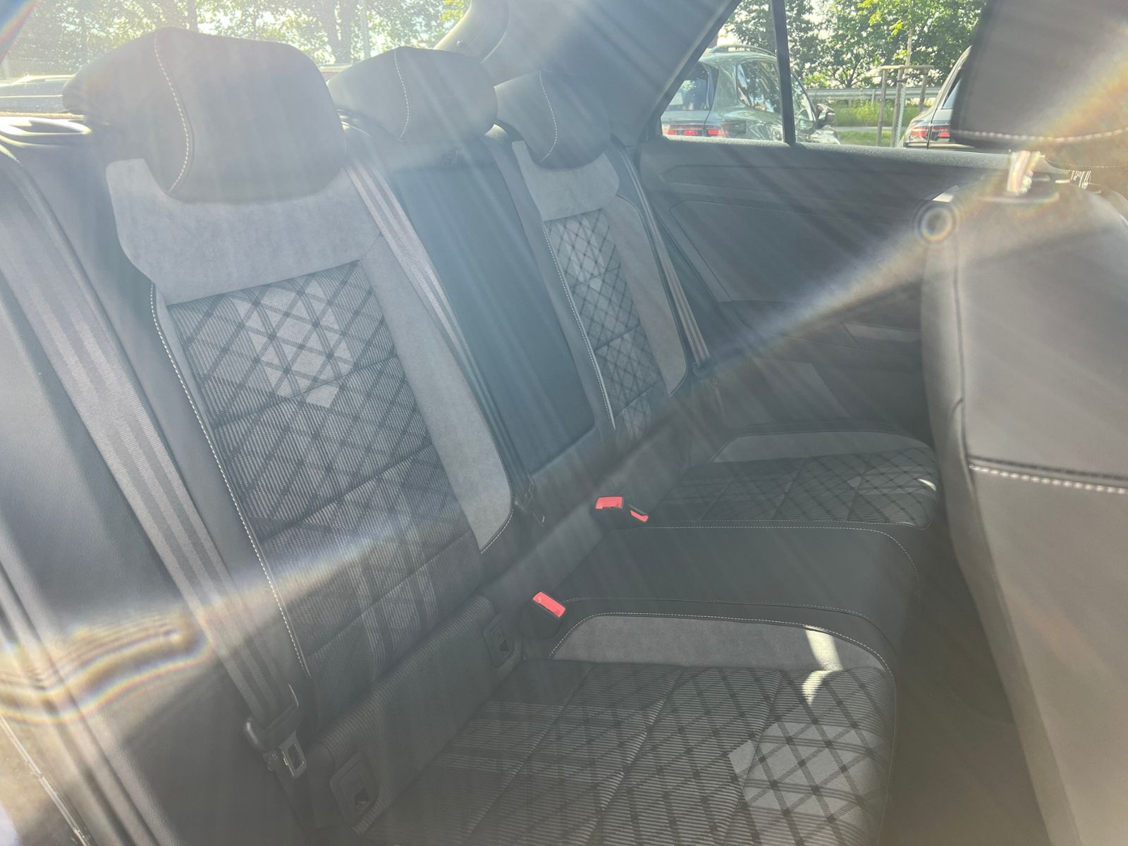 Fahrzeugabbildung Volkswagen T-Roc R-Line 1.5 TSI DSG *AHK, Pano, Black Style