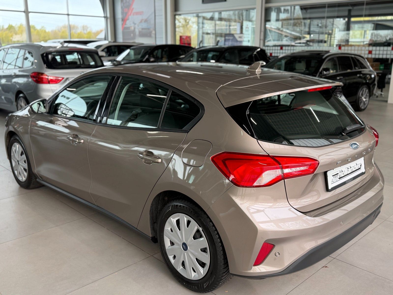 Fahrzeugabbildung Ford Focus Limousine 1.0 Trend  "Winter-Paket  Klima"