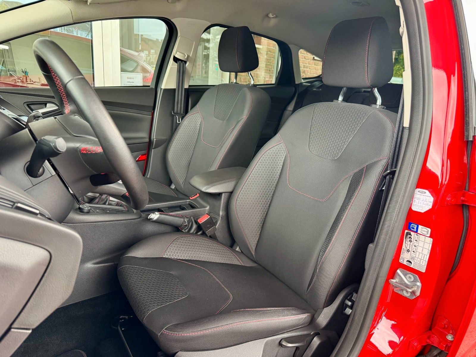 Fahrzeugabbildung Ford Focus Lim. Sport Navi/Bluetooth/Kamera/37 Tkm
