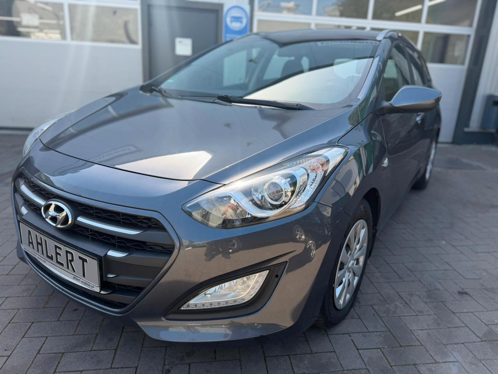 Hyundai i30 blue 1.6 CRDi 81kW Classic