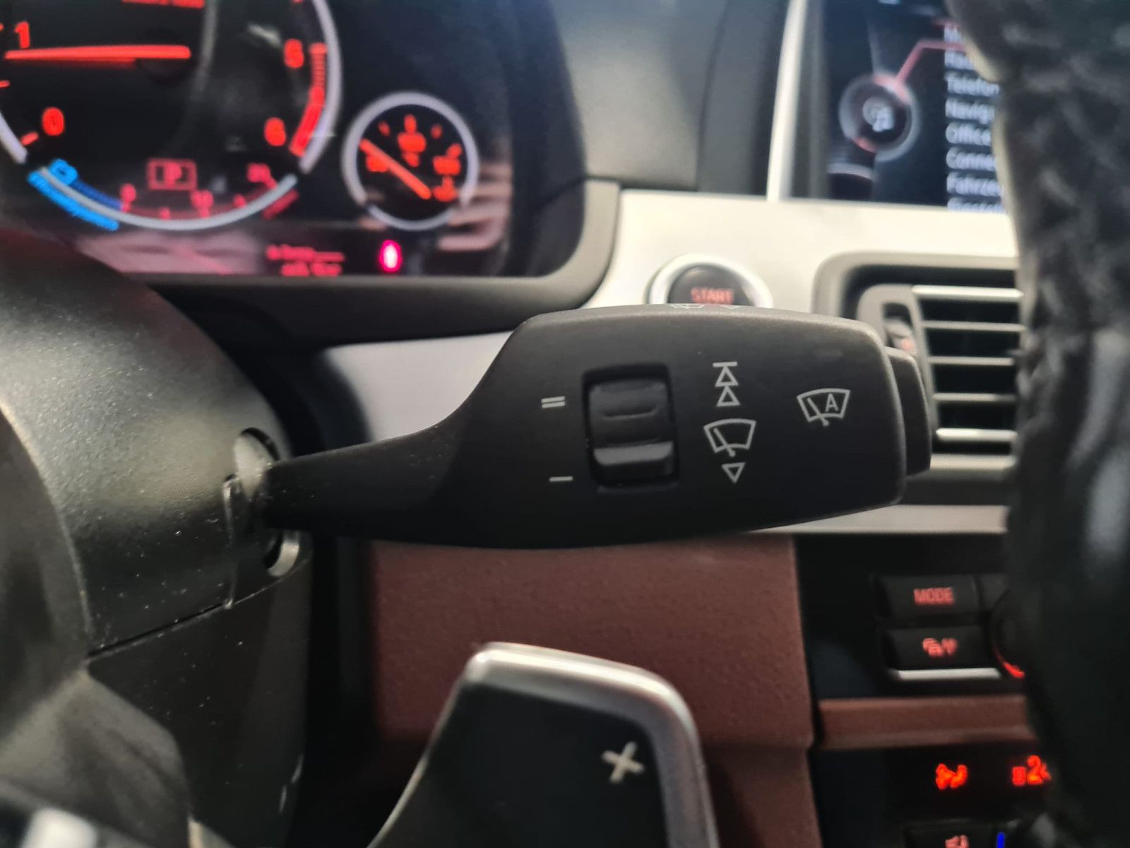 Fahrzeugabbildung BMW 520 d xDrive / AHK / Bi-XENON / LEDER