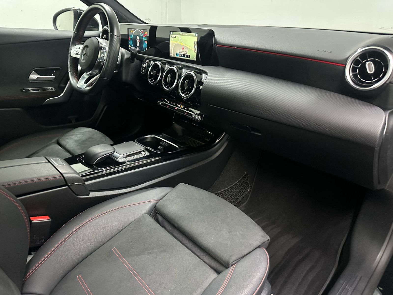 Fahrzeugabbildung Mercedes-Benz A 250 4MATIC AMG*KAMERA*PANO*SPUR*SH*TEMPO*19"