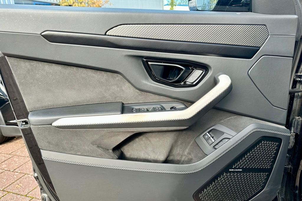 LAMBORGHINI Urus 2025