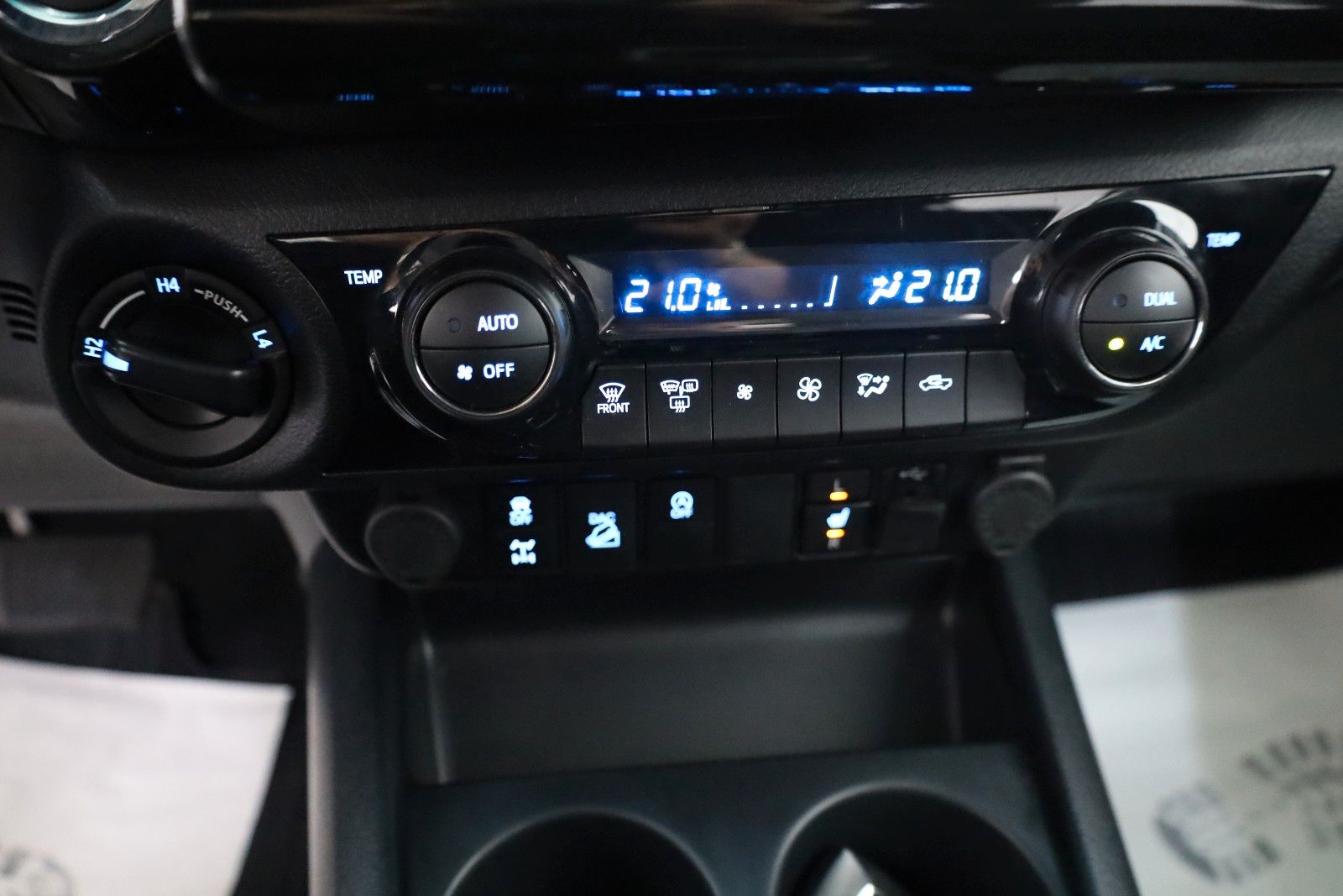 Fahrzeugabbildung Toyota Hilux 2.8 D-4D Executive, CarPlay, Kamera, Rollo