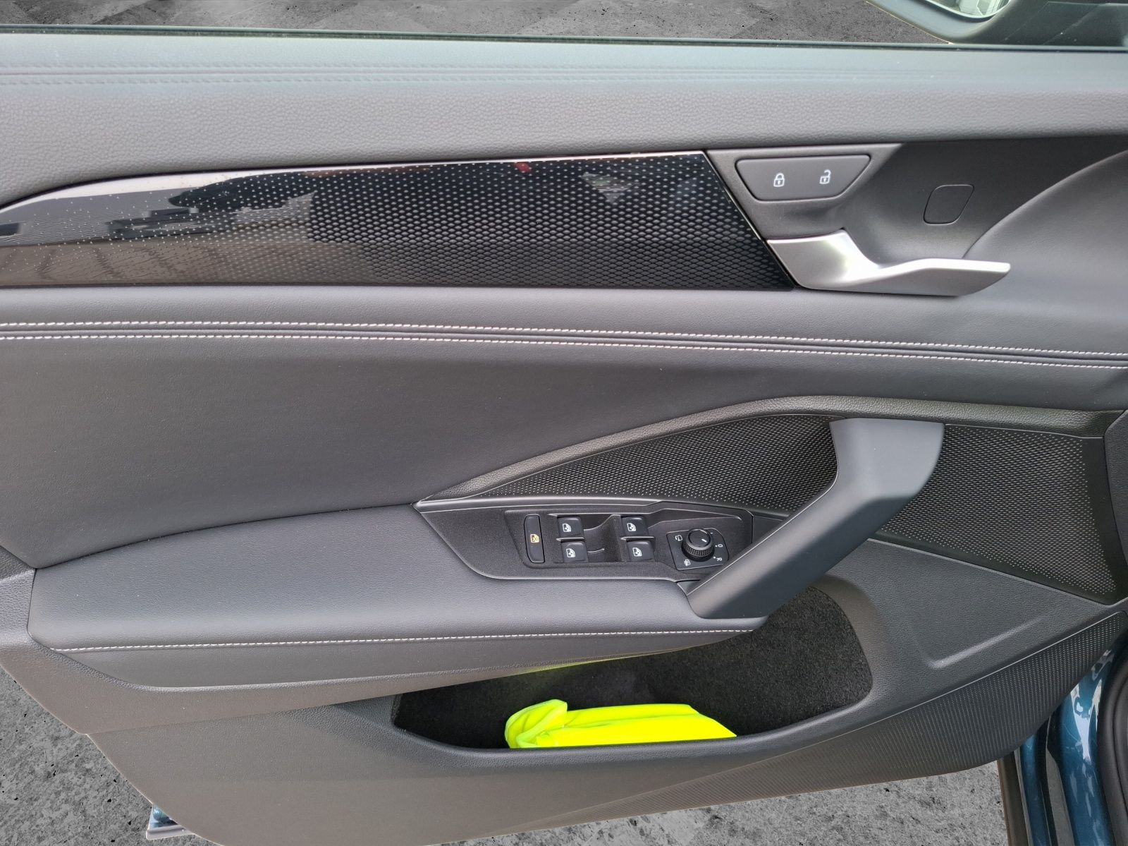 Fahrzeugabbildung Volkswagen Tayron eTSI Life DSG 7-Si Matrix AHK Navi AID AC