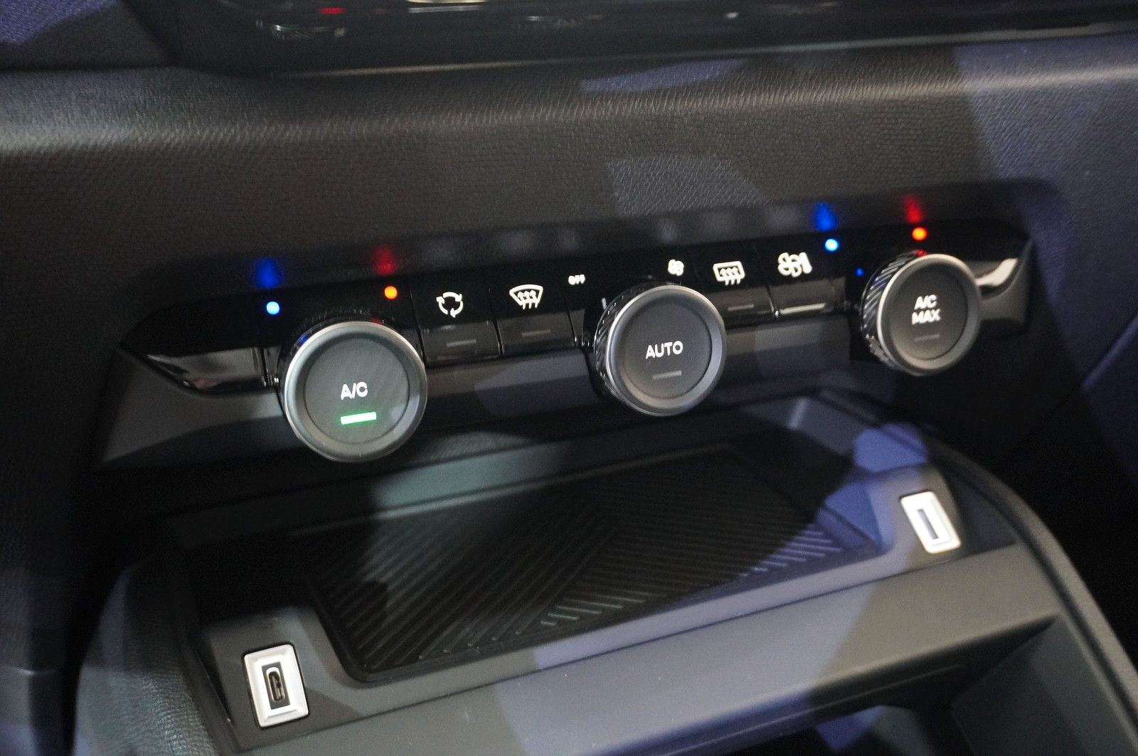 Fahrzeugabbildung Citroën C4 Lim. 1.2T PLUS NAVI/LED/KAMERA/SPORT /VIR/DAB