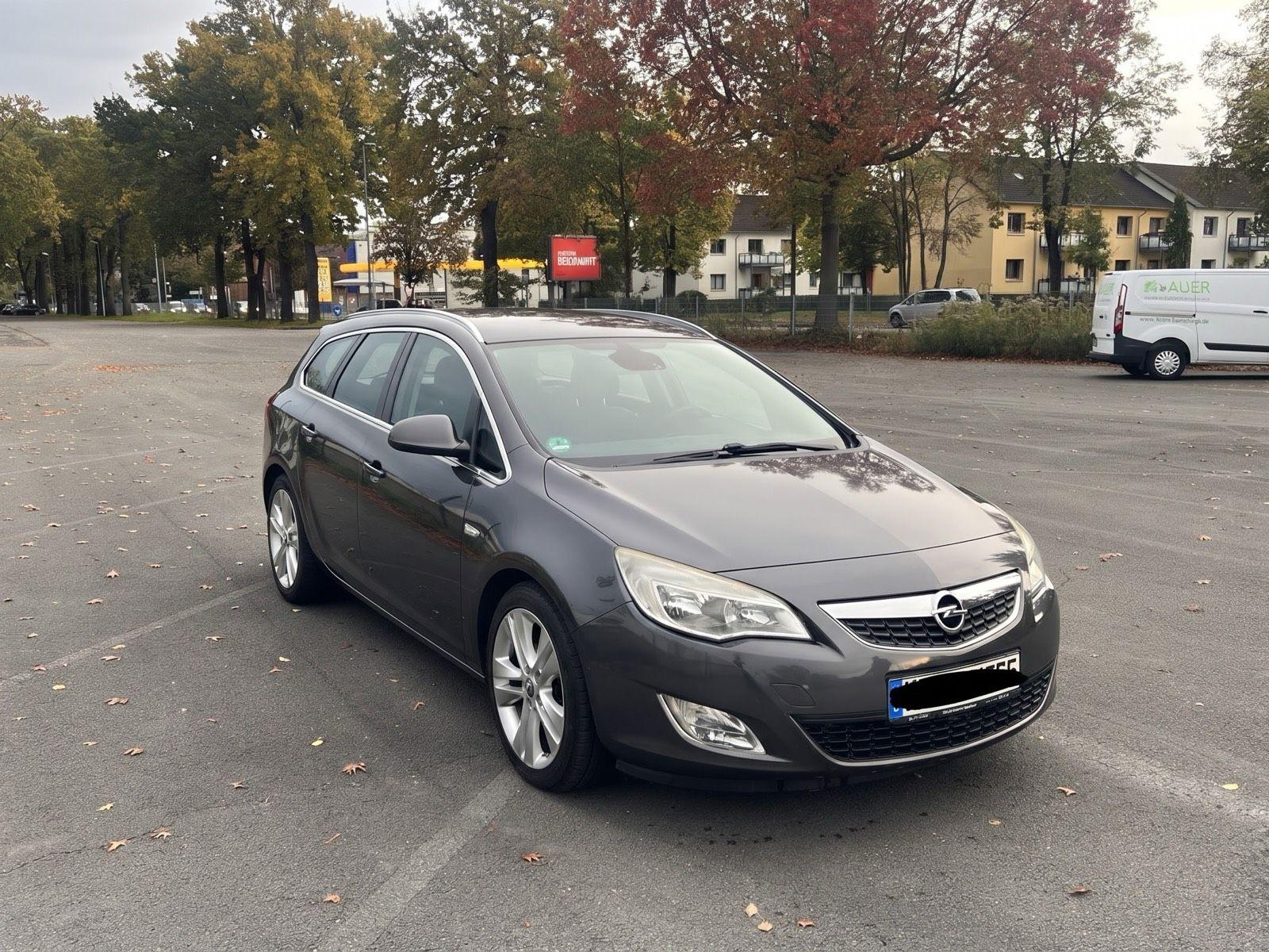 Opel Astra 2011 — rear view