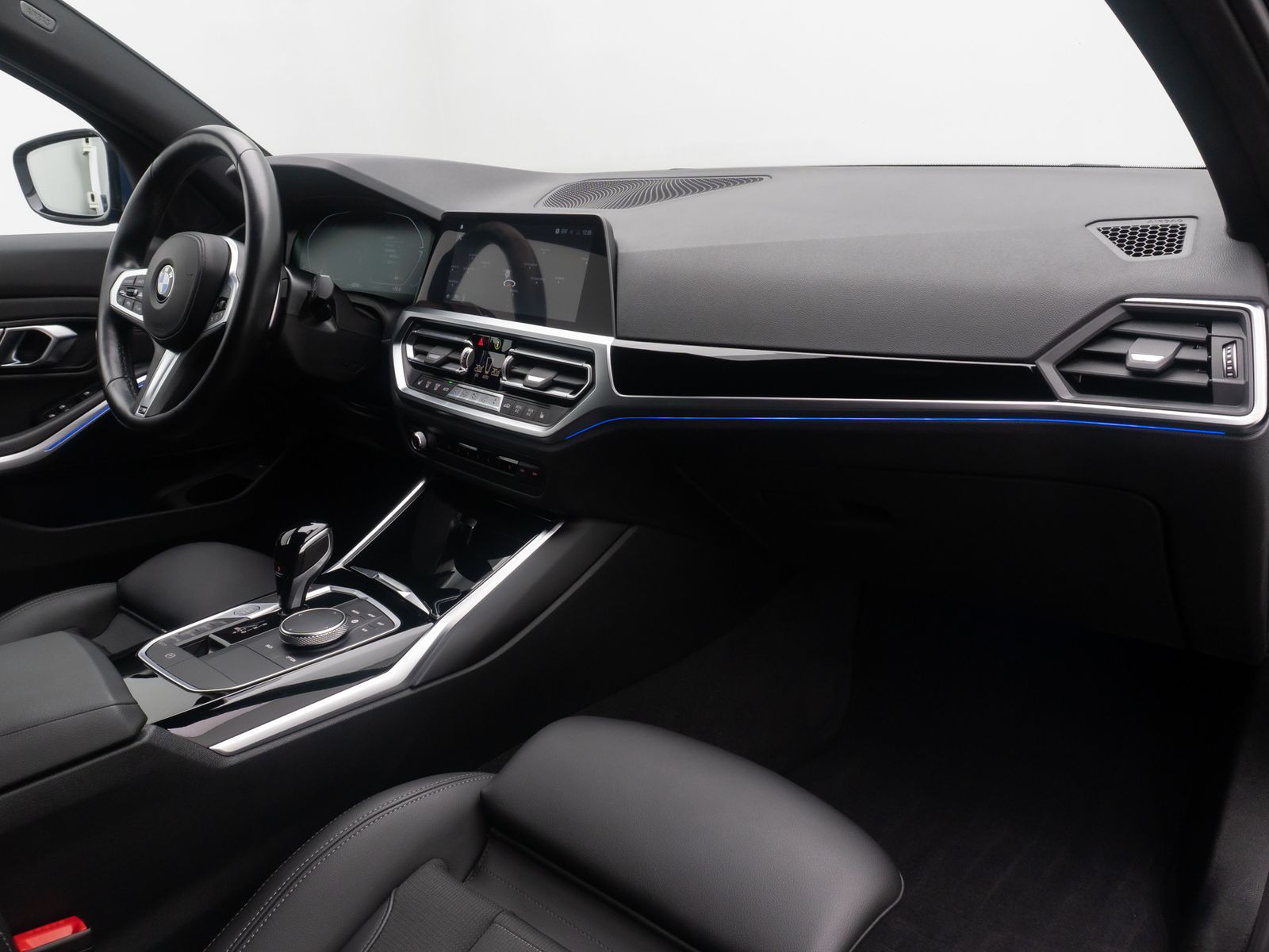 Fahrzeugabbildung BMW 320d SportLine Alarm DAB HiFi Komfort Kamera 18"