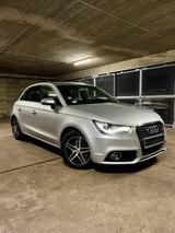 Audi AUDI A1 KLIMA XENON 5 TÜRIG 2.HAND TÜV INS... - Audi A1: Türig