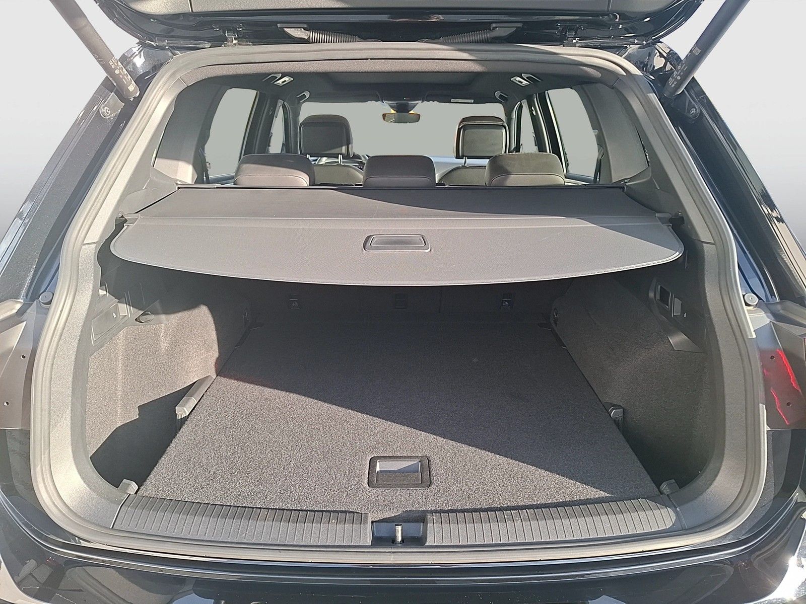 Fahrzeugabbildung Volkswagen Tiguan Allspace TDI R-Line DSG 4M Matrix AHK Nav