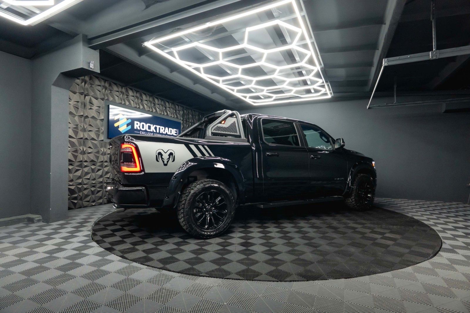 Fahrzeugabbildung Dodge RAM 5.7 V8 HEMI 4x4 Night LARAMIE Pano LED 19%