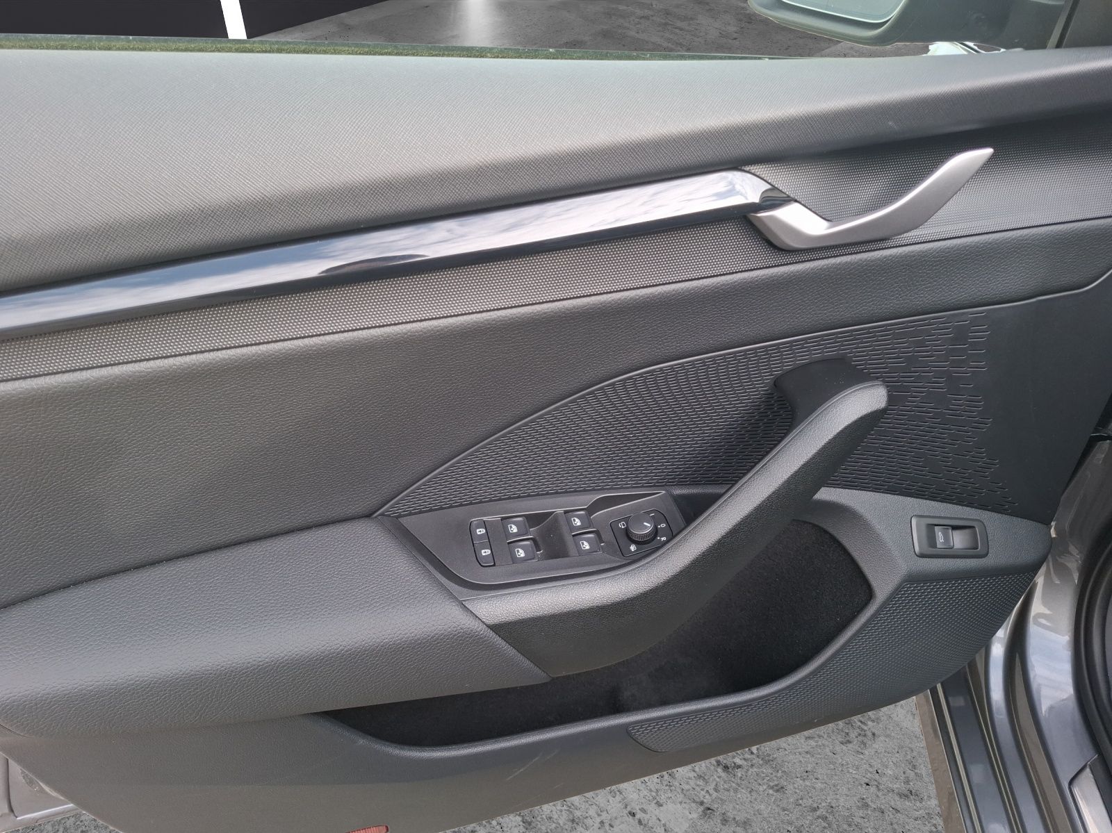 Fahrzeugabbildung SKODA Octavia Combi TDI Sportline DSG Matrix Navi HUD