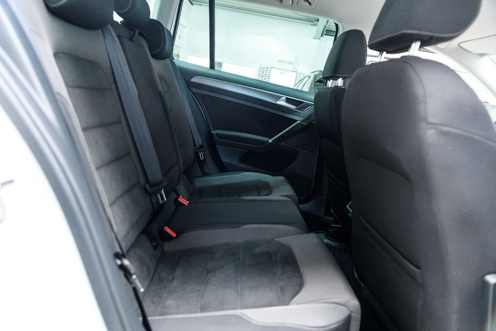 Fahrzeugabbildung Volkswagen Golf VII Variant+R-LINE+AHK+SHZ+NAVI+RFK+GJR