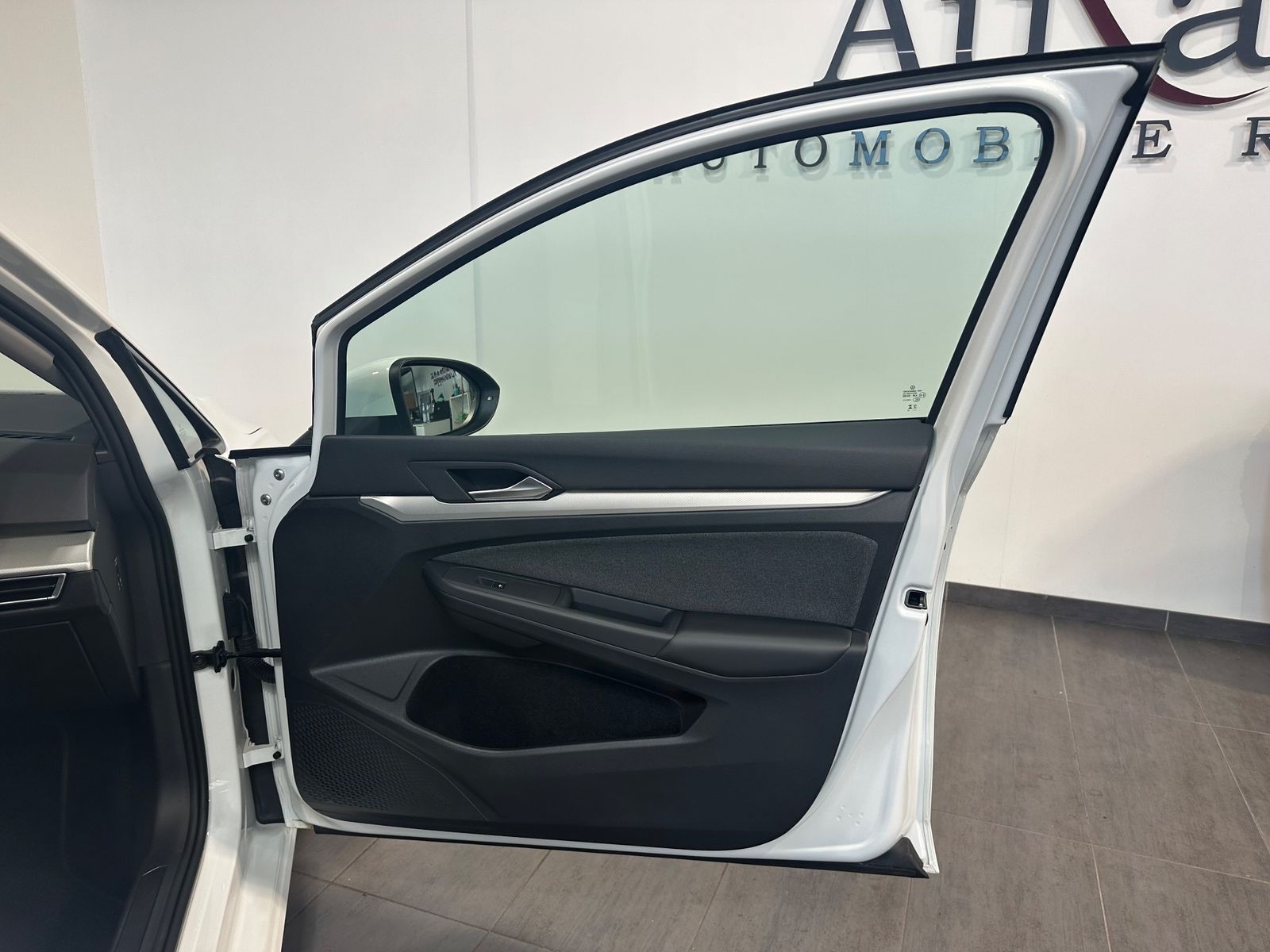 Fahrzeugabbildung Volkswagen Golf VIII 2.0 TDI DSG MOVE NAV+PANO+AHK+HUD+KAM