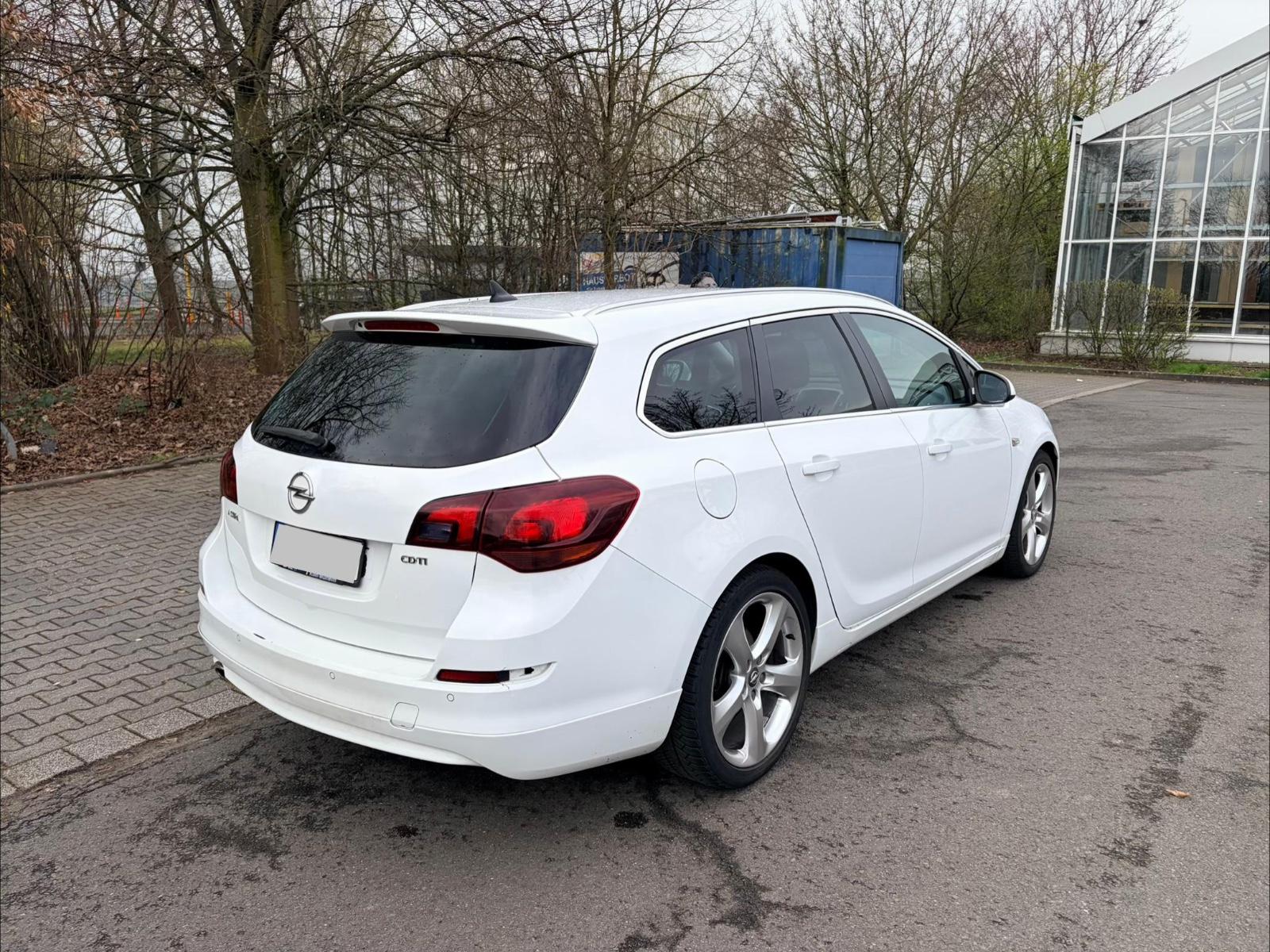 Opel Astra 2011 — салон