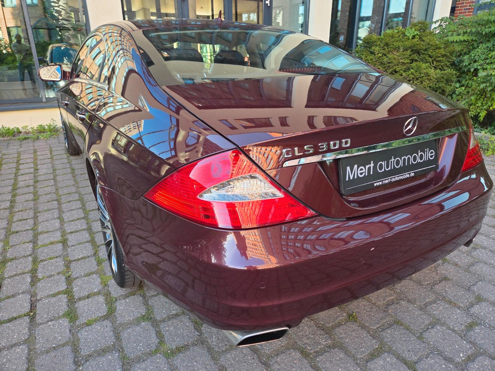 Mercedes-Benz CLS 300*DISTRONIC*SCHIEBEDACH*STANDHEIZUNG*19"*