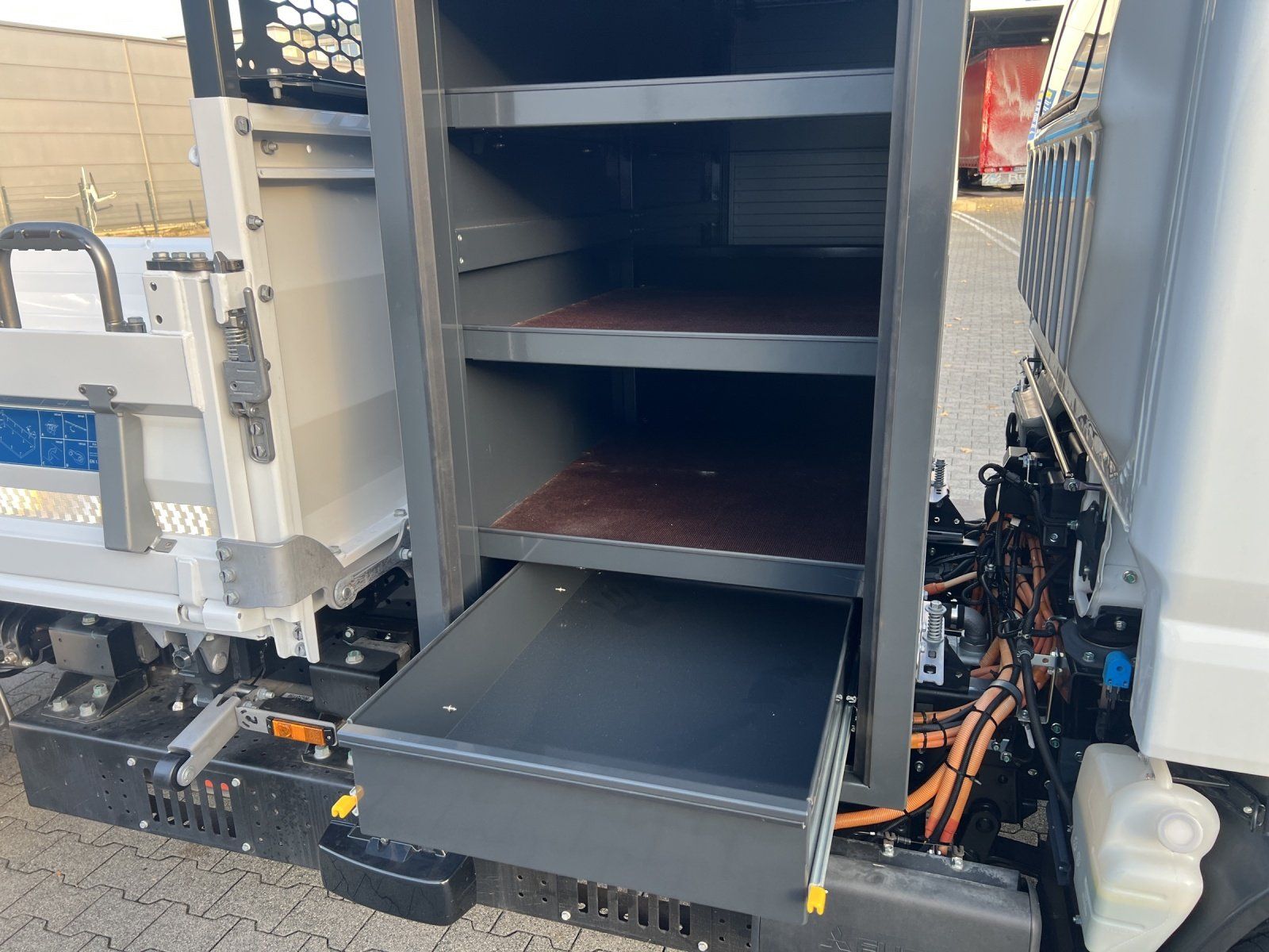 Fahrzeugabbildung Andere 7C18M eCanter Meiller Trigenius 3-Seiten mit Box