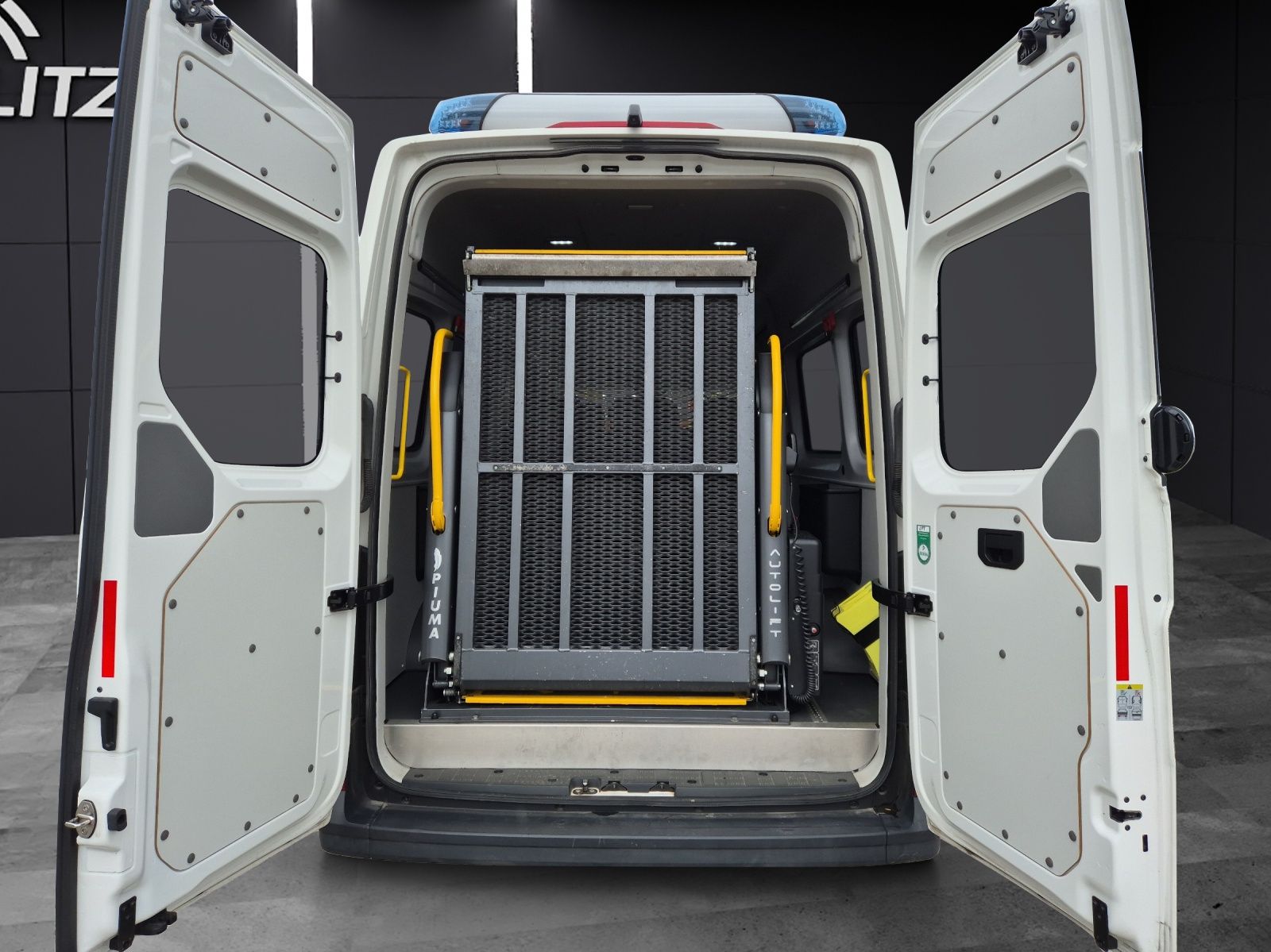 Fahrzeugabbildung Volkswagen Crafter 50 DSG LR HD 9-Si Rollstuhllift Trittstu