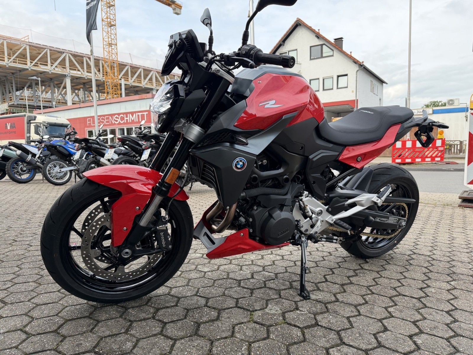 Fahrzeugabbildung BMW F 900 R wie Neu inkl. zubehör.