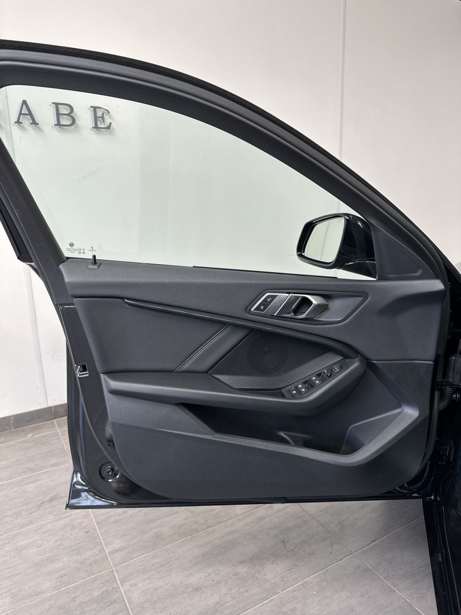 Fahrzeugabbildung BMW 118d Sport-Line Aut. NAV+LED+PANO+SPIEGEL-PAKET