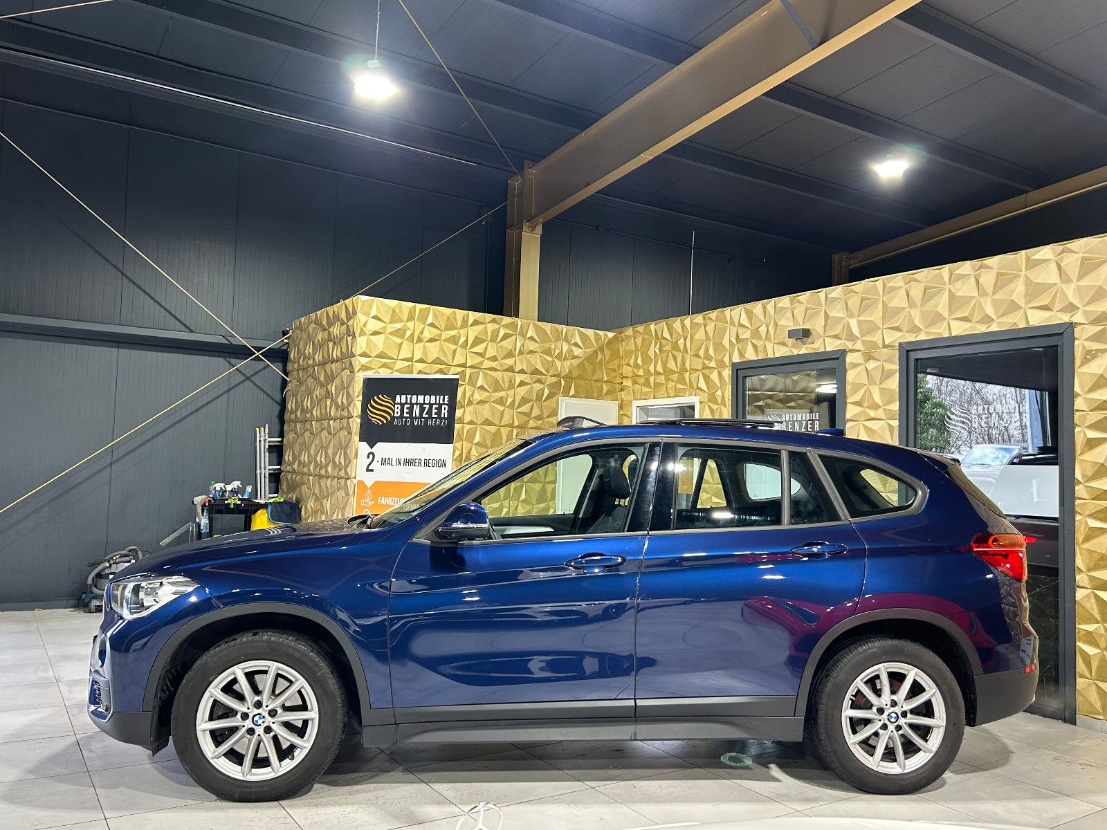 Fahrzeugabbildung BMW X1 xDrive 20 i Advantage/HEAD-UP/PANO/KAMERA/8-F