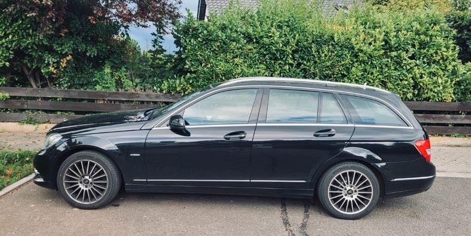 Mercedes-Benz C200 2011 — вигляд ззаду