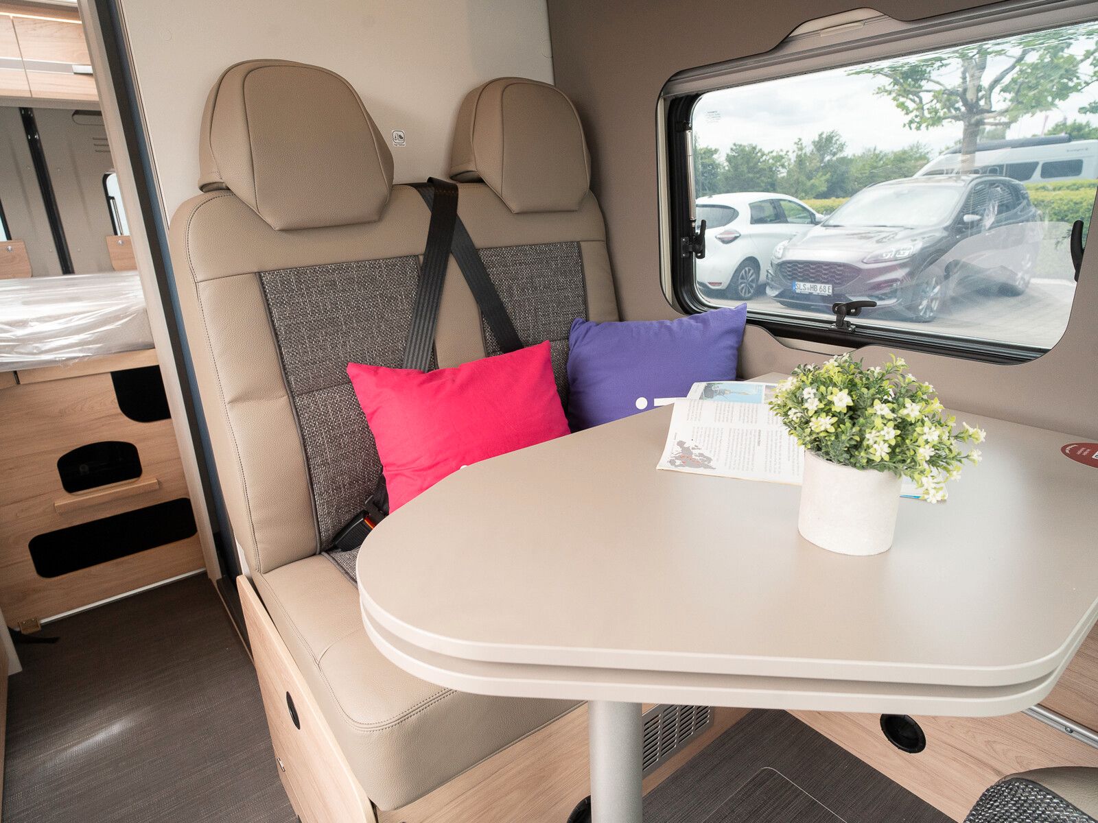 Fahrzeugabbildung Dethleffs Globetrail 600 DK Fiat Heckauszug/Rahmenfenster