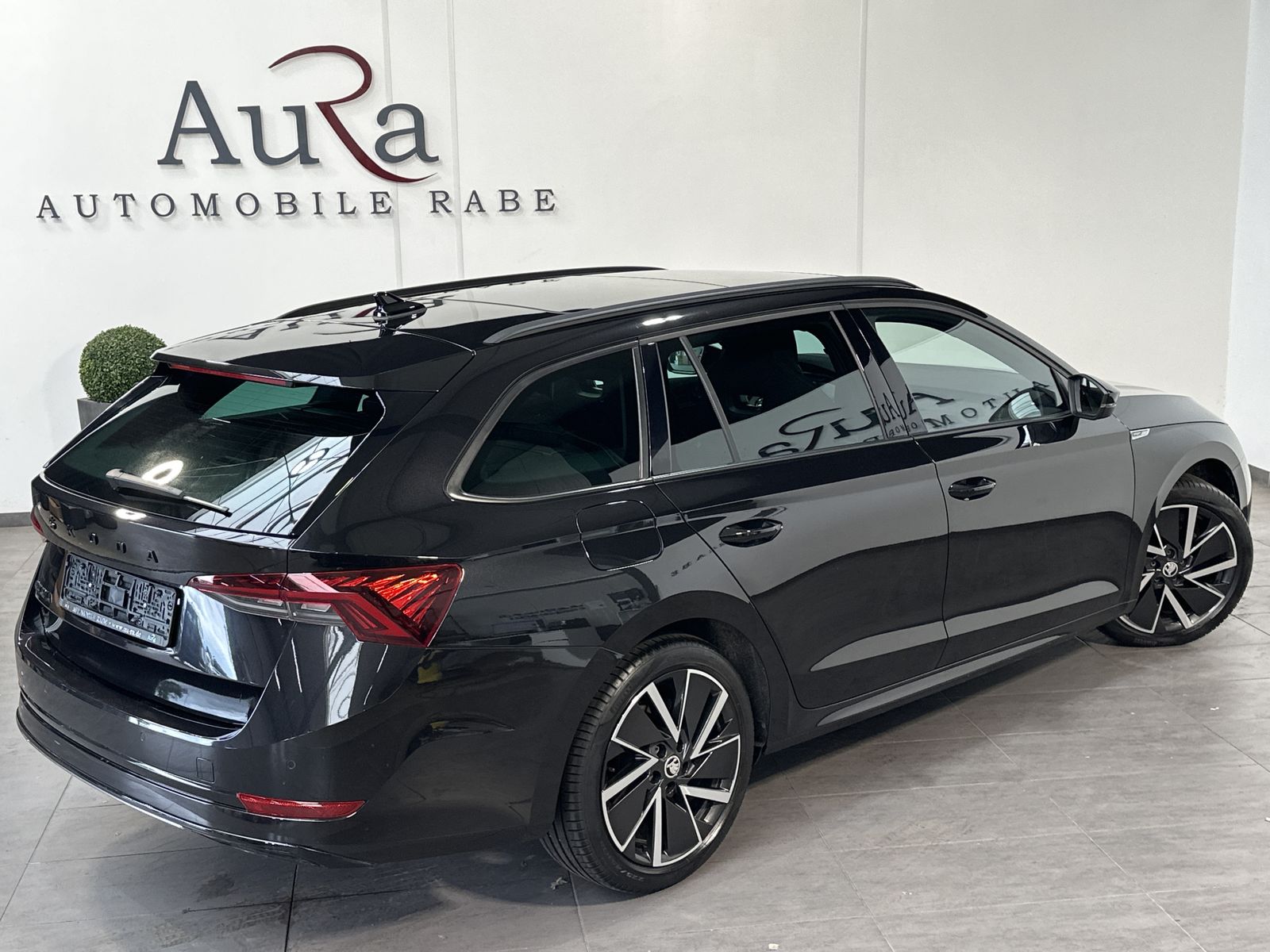 Fahrzeugabbildung SKODA Octavia Combi Sportline NAV+LED+ACC+PANO+HEAD-UP