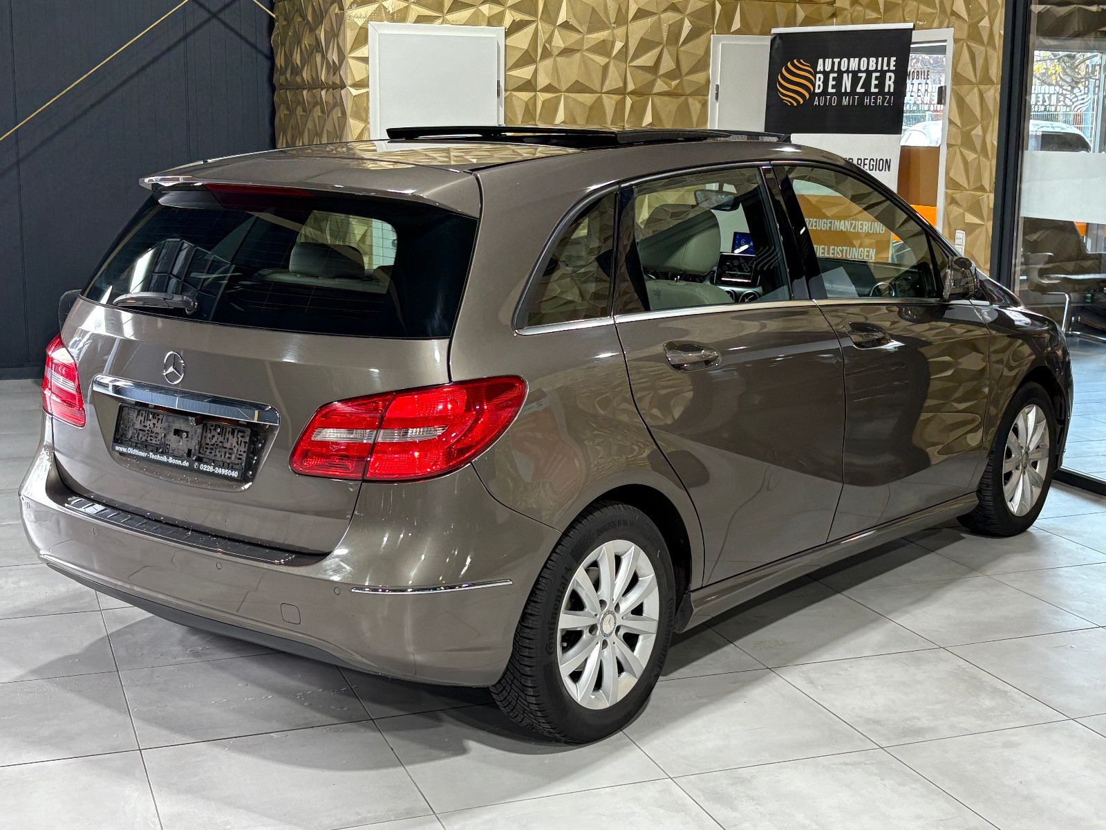 Fahrzeugabbildung Mercedes-Benz B 200/PANO/MEMORY/KLIMA/CAR-PLAY/2.HAND/KAMERA