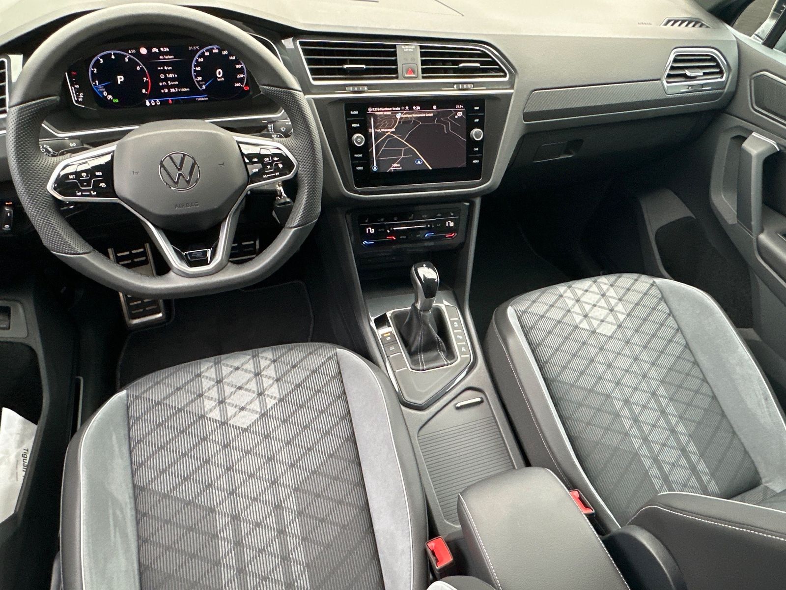 Fahrzeugabbildung Volkswagen Tiguan 1.5 TSI DSG R-Line NAV+LED+20ZO+HUD
