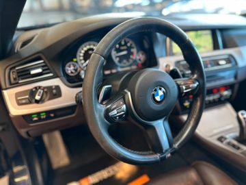 MYAUTOCENTER – Gebraucht- und Jahreswagen mit Werkstattservice in Pfaffenhofen BMW M550 *MEMORY*HeadUP*ACC*4-ZONEN*AHK*LEDER(BRAUN)
