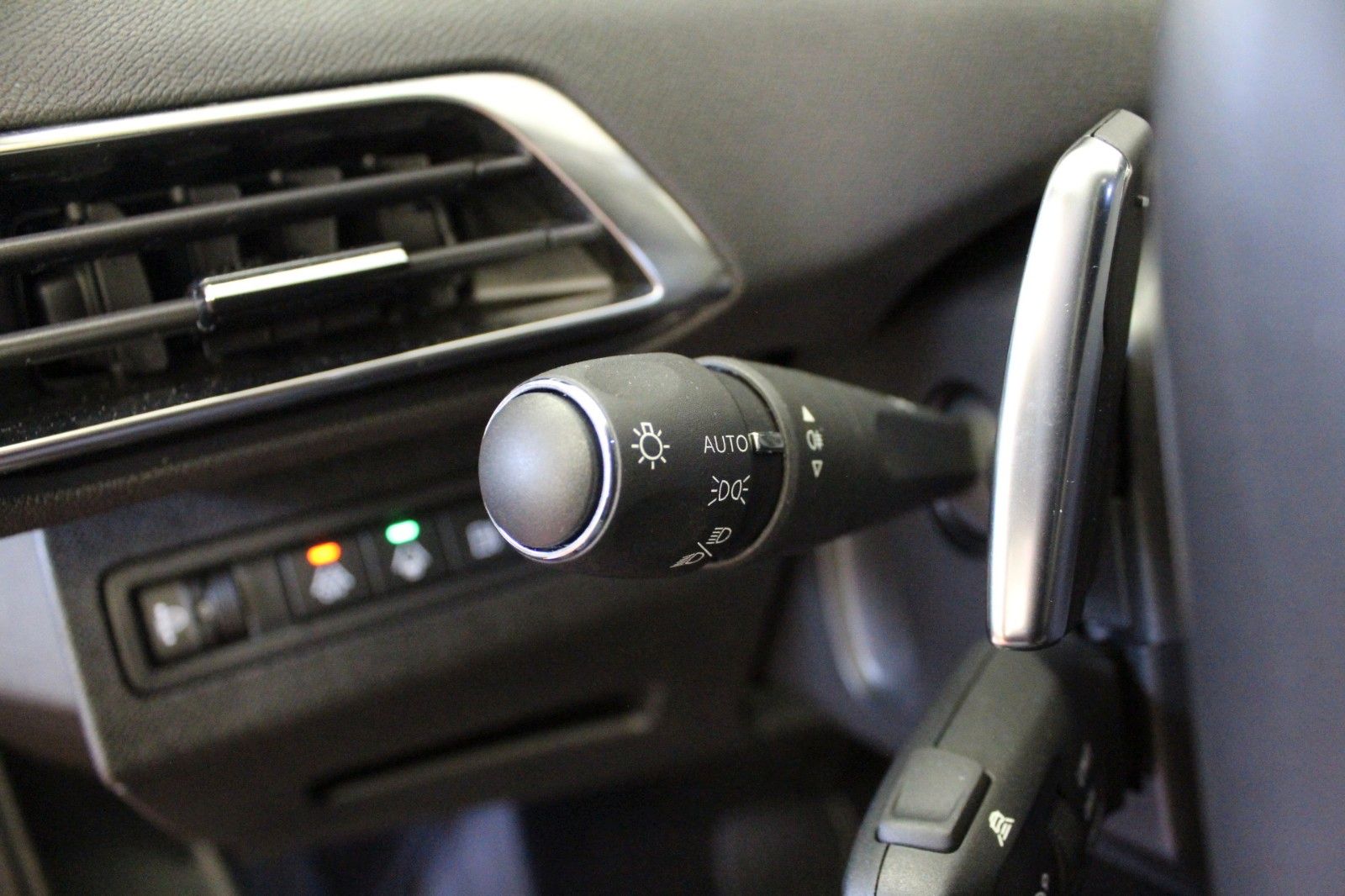 Fahrzeugabbildung Peugeot 3008 Plug-In Hybrid 225 e-EAT8 Allure Pack