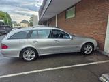 Mercedes-Benz Mercedes E 280 - Mercedes-Benz E 280 mit Benzin-Antrieb: Kombi