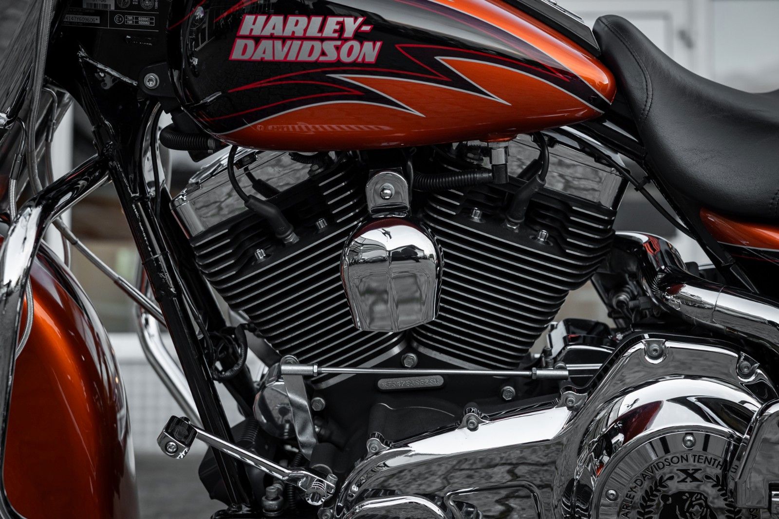 Fahrzeugabbildung Harley-Davidson FLHRC Road King Classic - BLACK BEAR - SELTEN