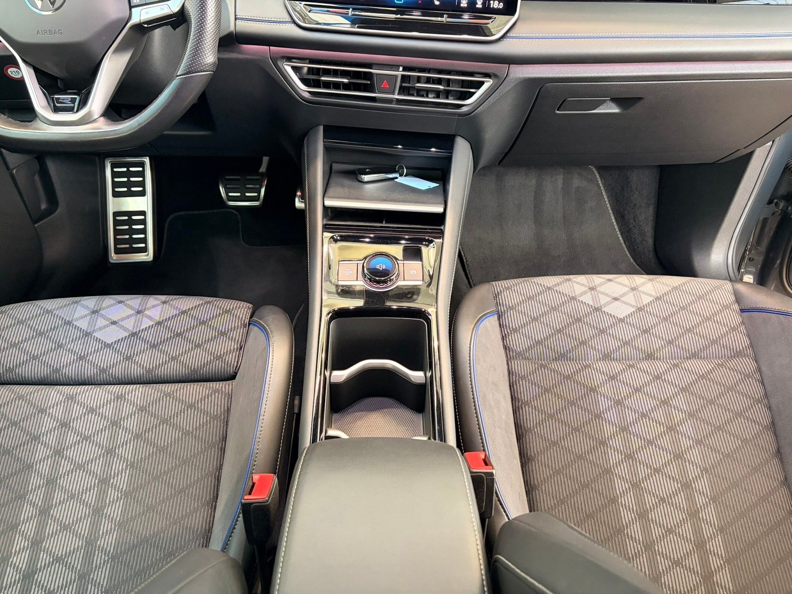 Fahrzeugabbildung Volkswagen Tiguan R-Line 2.0 TDI DSG +Kamera+Navi+ACC + LED
