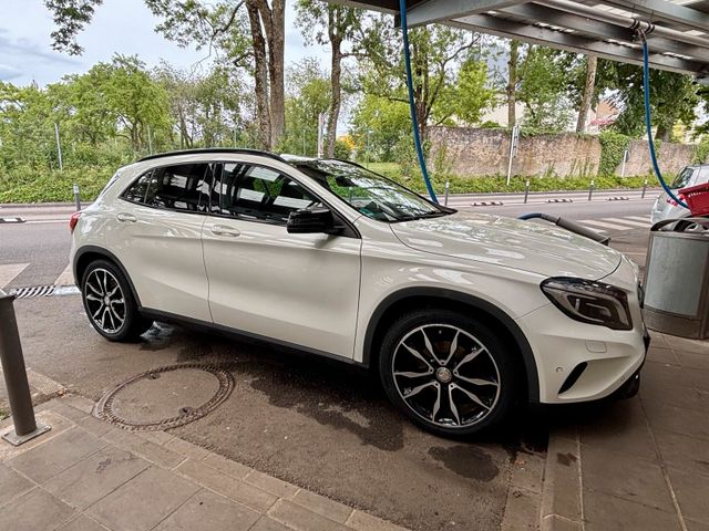 MERCEDES-BENZ Mercedes GLA 180 weiß mit Panoramadach neu...