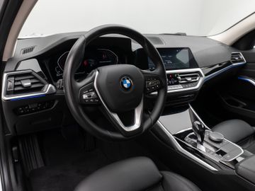 Fahrzeugabbildung BMW 320d xD SportLine HUD DAB 360°Stop&Go Alarm AHK