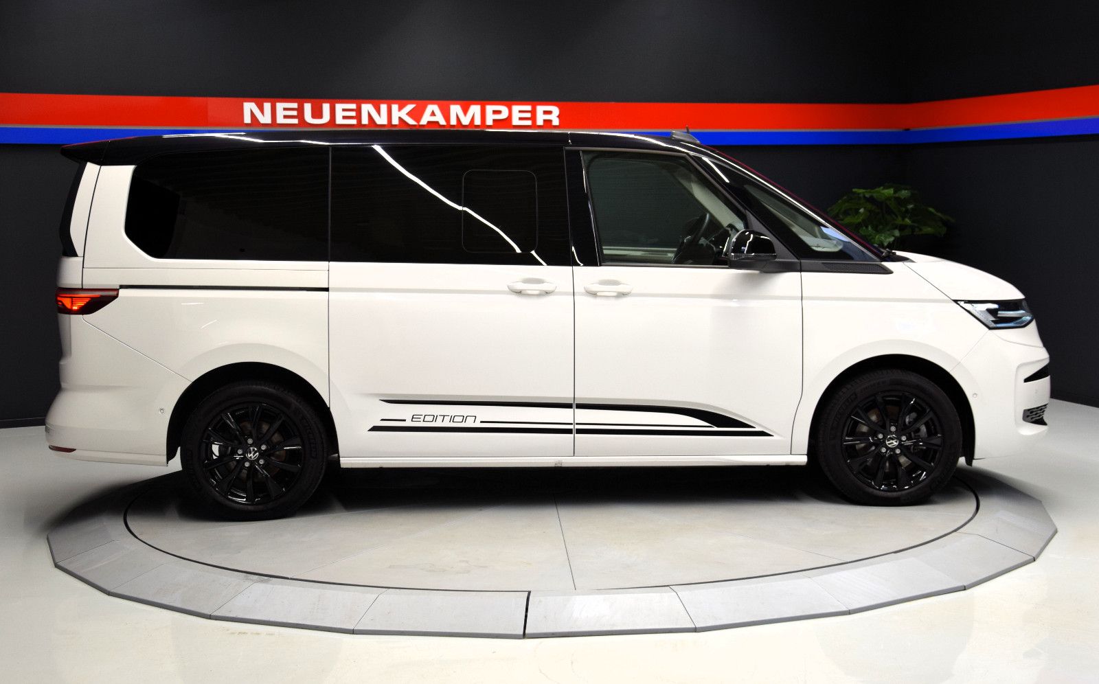 Fahrzeugabbildung Volkswagen T7 Multivan Edition lang Matrix AHK Standheiz