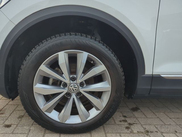 Fahrzeugabbildung Volkswagen T-Roc 1.5 l TSI DSG Style AHK ACC NAVI LED