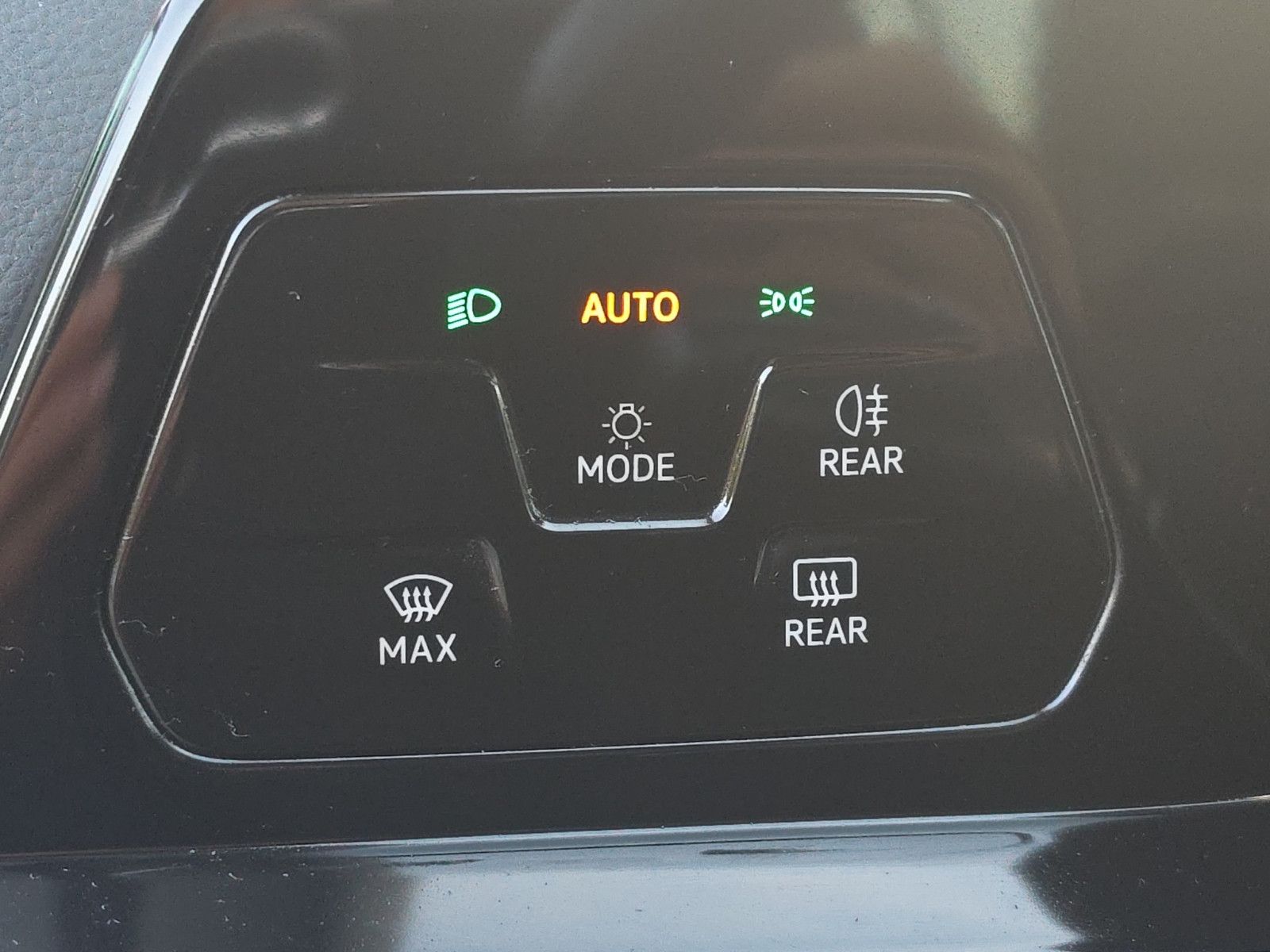 Fahrzeugabbildung Volkswagen Golf VIII Variant Life AHK ACC SHZ LED Apple Car