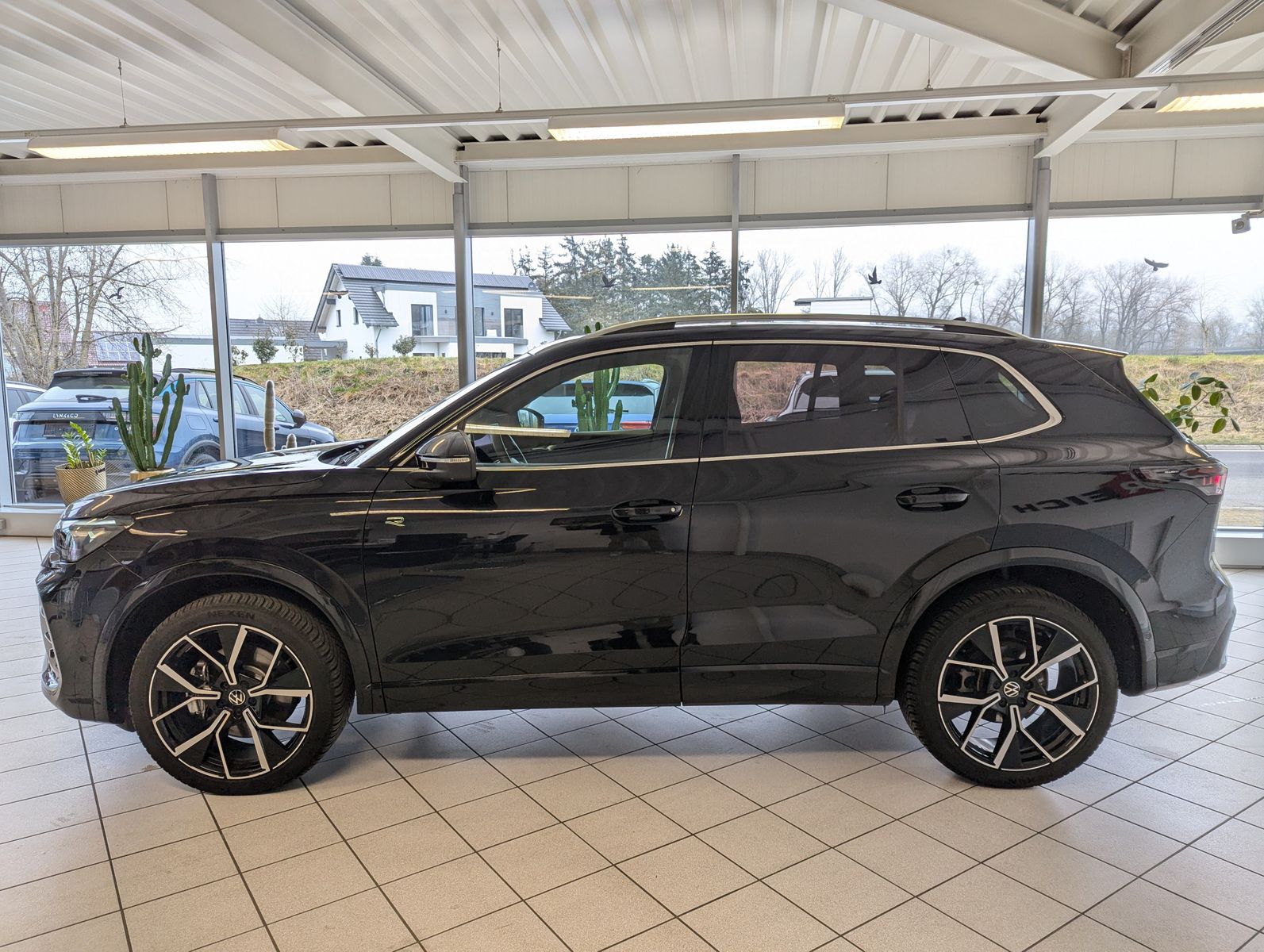 VW Tiguan 2.0TDI R-Line 4M Pano H/K AHK Matrix 20" - Image 4