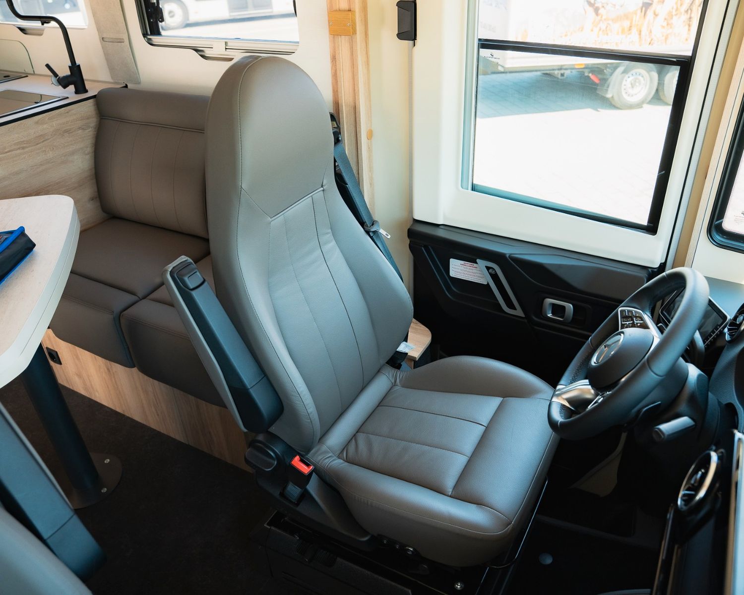 Fahrzeugabbildung Eura Mobil Integra Line 726 EF GT Delta / Hubstützen