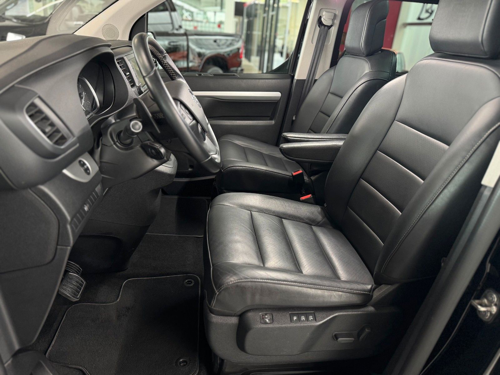 Fahrzeugabbildung Opel Vivaro 2.0 CDTI Automatik Zafira Life "AHK PANO"