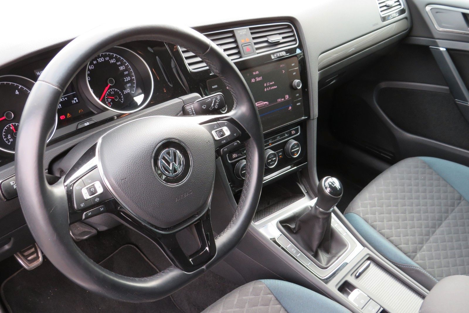 Fahrzeugabbildung Volkswagen Golf TDI IQ.DRIVE ACC NAVI AHK LED SPORTPAKET