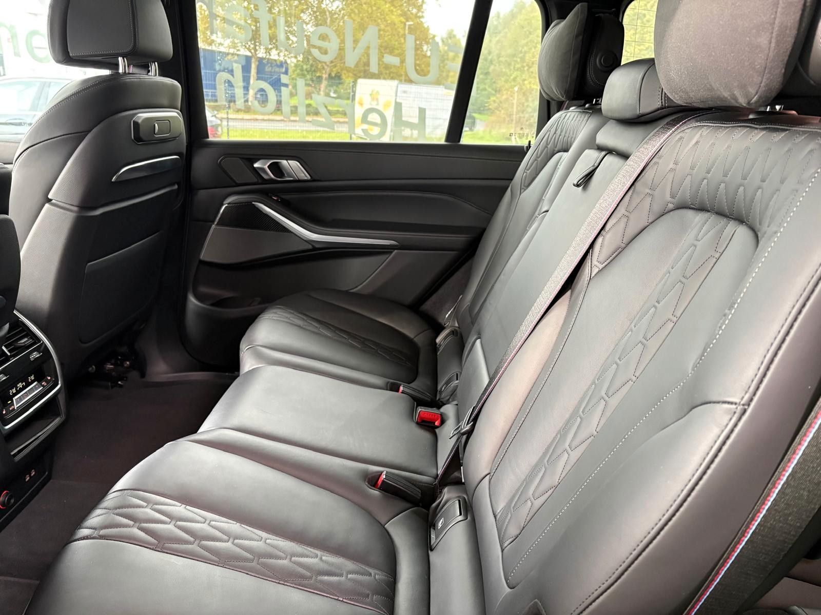 Fahrzeugabbildung BMW X7 xDrive 40 i M Sport/Voll/Skylounge, gestik
